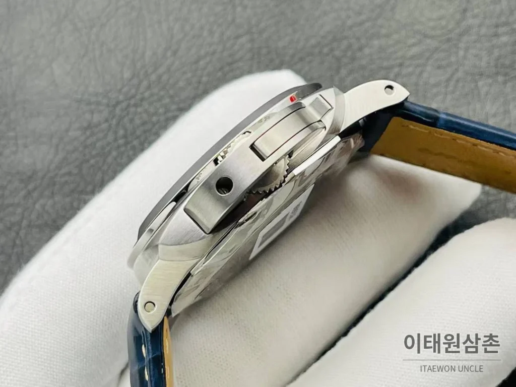 파네라이 루미노르 PAM1663 카본 스모크블루다이얼 오토매틱 44mm 네이비 가죽 스트랩