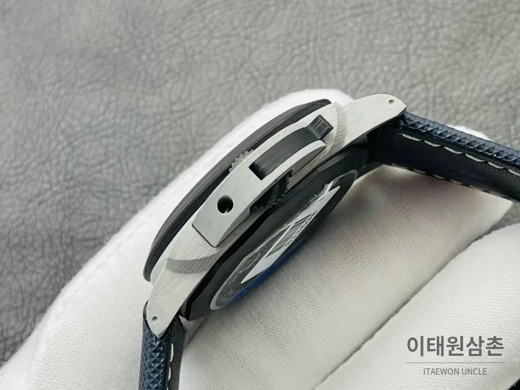 파네라이 루미노르 PAM1663 카본 스모크블루다이얼 오토매틱 44mm 네이비 러버 스트랩