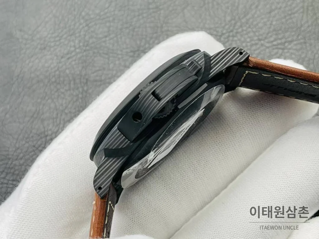 파네라이 루미노르 PAM661 카본 빈티지다이얼 블루세컨즈 오토매틱 44mm