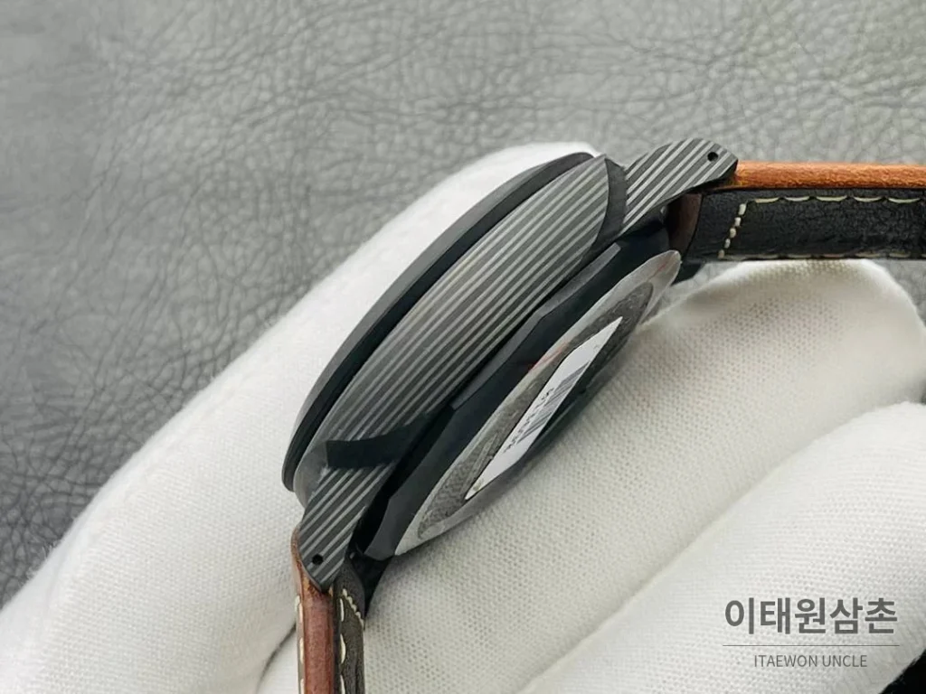 파네라이 루미노르 PAM661 카본 빈티지다이얼 블루세컨즈 오토매틱 44mm