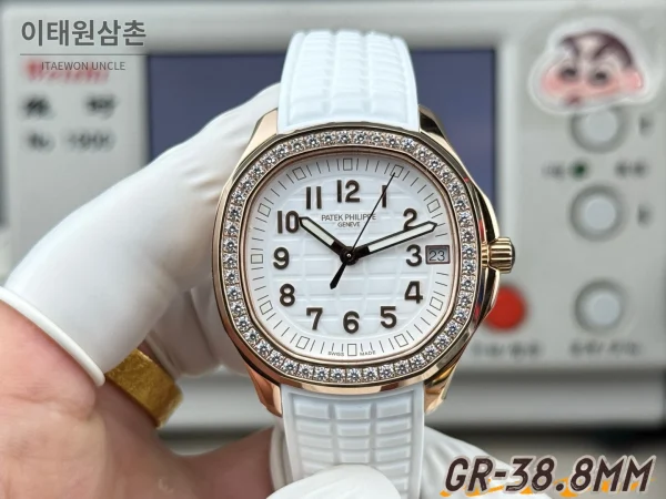 파텍필립 아쿠아넛 오토매틱 38.8mm 화이트 다이얼 화이트 러버 스트랩 로즈골드 베젤