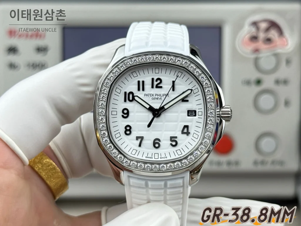 파텍필립 아쿠아넛 오토매틱 38.8mm 화이트 다이얼 화이트 러버 스트랩 실버 베젤