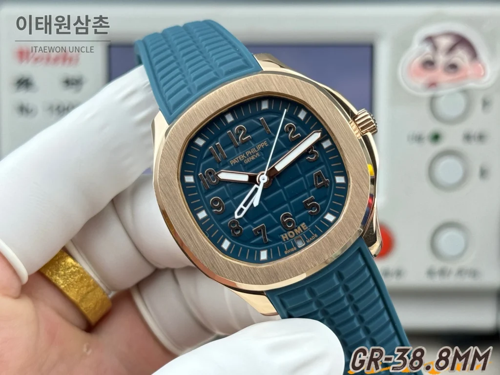파텍필립 아쿠아넛 오토매틱 38.8mm 네이비 다이얼 블루 러버 스트랩 로즈골드 베젤