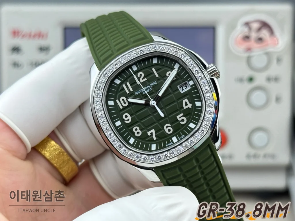 파텍필립 아쿠아넛 오토매틱 38.8mm 그린 다이얼 그린 러버 스트랩 실버 베젤