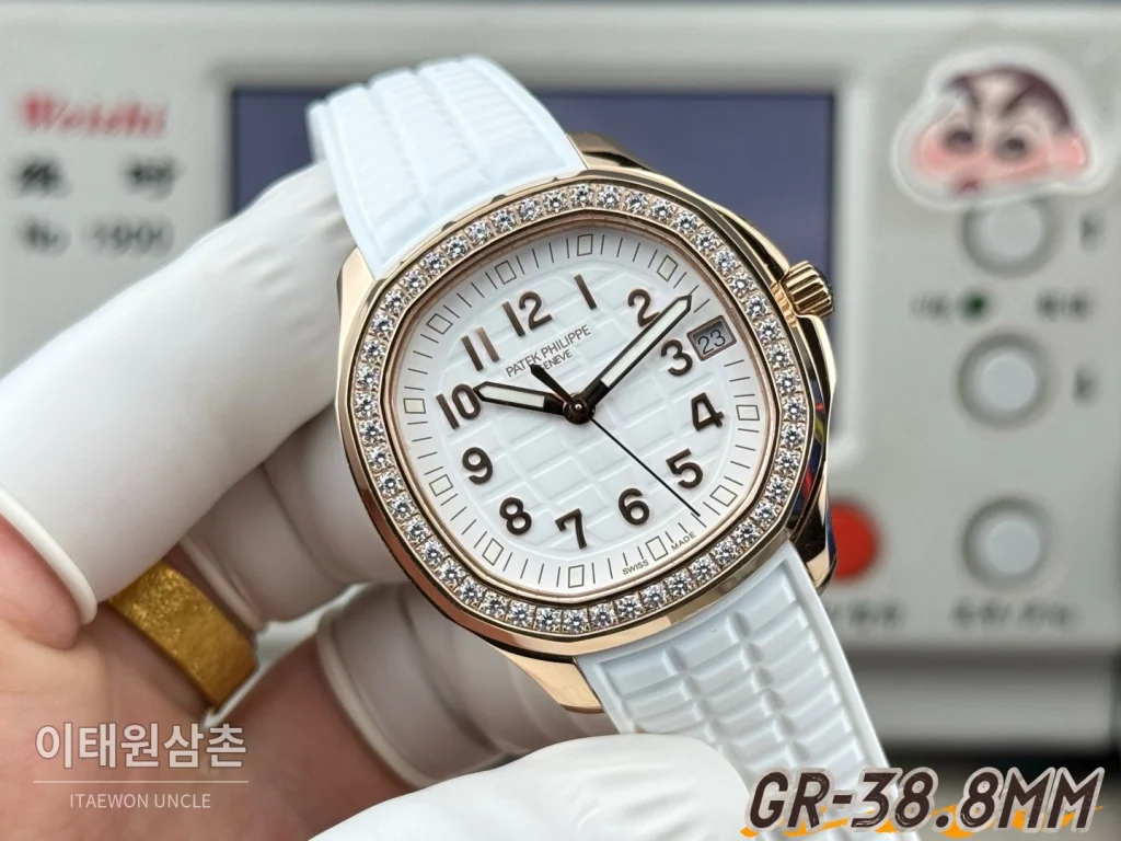 파텍필립 아쿠아넛 오토매틱 38.8mm 화이트 다이얼 화이트 러버 스트랩 로즈골드 베젤