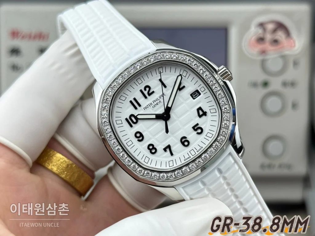 파텍필립 아쿠아넛 오토매틱 38.8mm 화이트 다이얼 화이트 러버 스트랩 실버 베젤