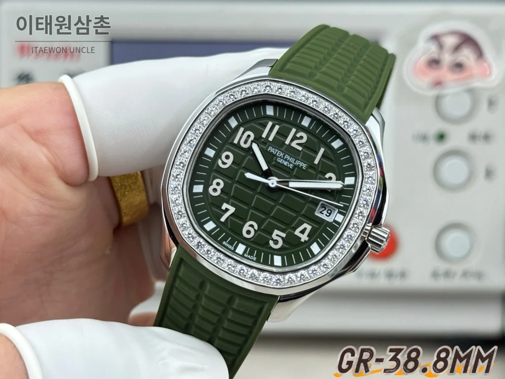 파텍필립 아쿠아넛 오토매틱 38.8mm 그린 다이얼 그린 러버 스트랩 실버 베젤