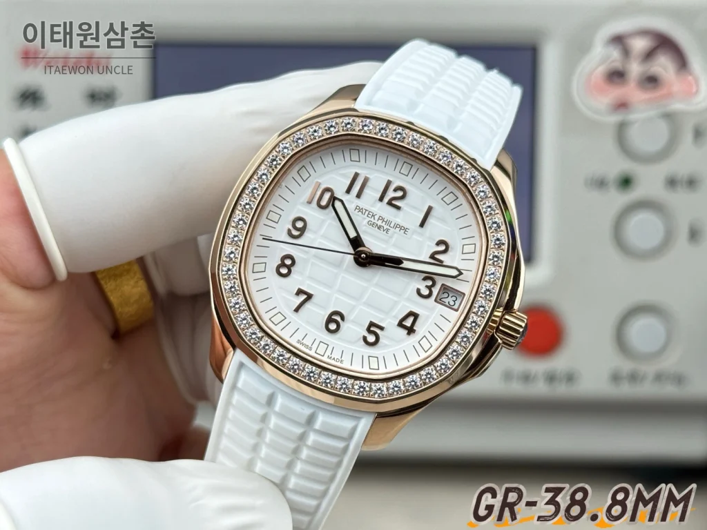 파텍필립 아쿠아넛 오토매틱 38.8mm 화이트 다이얼 화이트 러버 스트랩 로즈골드 베젤