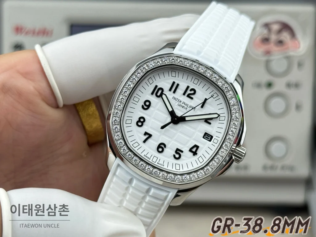 파텍필립 아쿠아넛 오토매틱 38.8mm 화이트 다이얼 화이트 러버 스트랩 실버 베젤