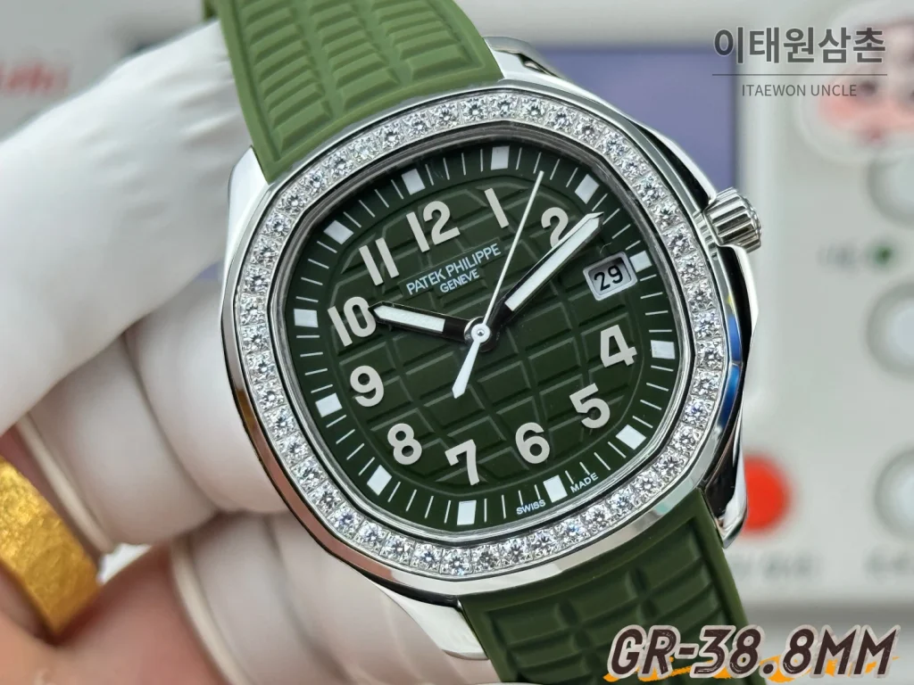 파텍필립 아쿠아넛 오토매틱 38.8mm 그린 다이얼 그린 러버 스트랩 실버 베젤