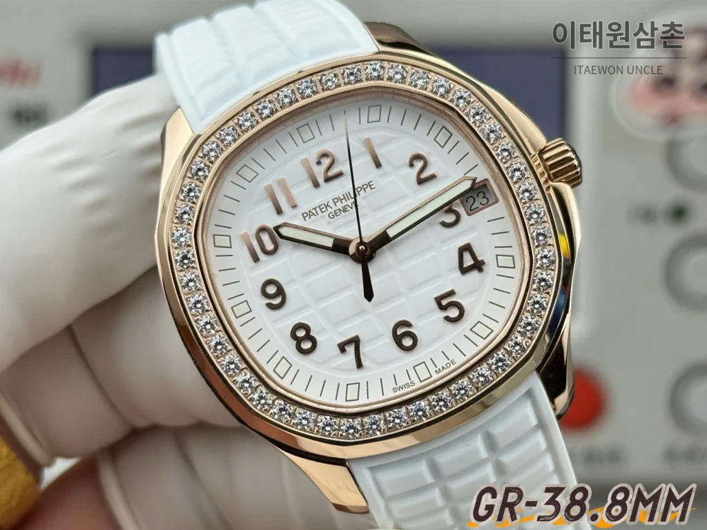 파텍필립 아쿠아넛 오토매틱 38.8mm 화이트 다이얼 화이트 러버 스트랩 로즈골드 베젤