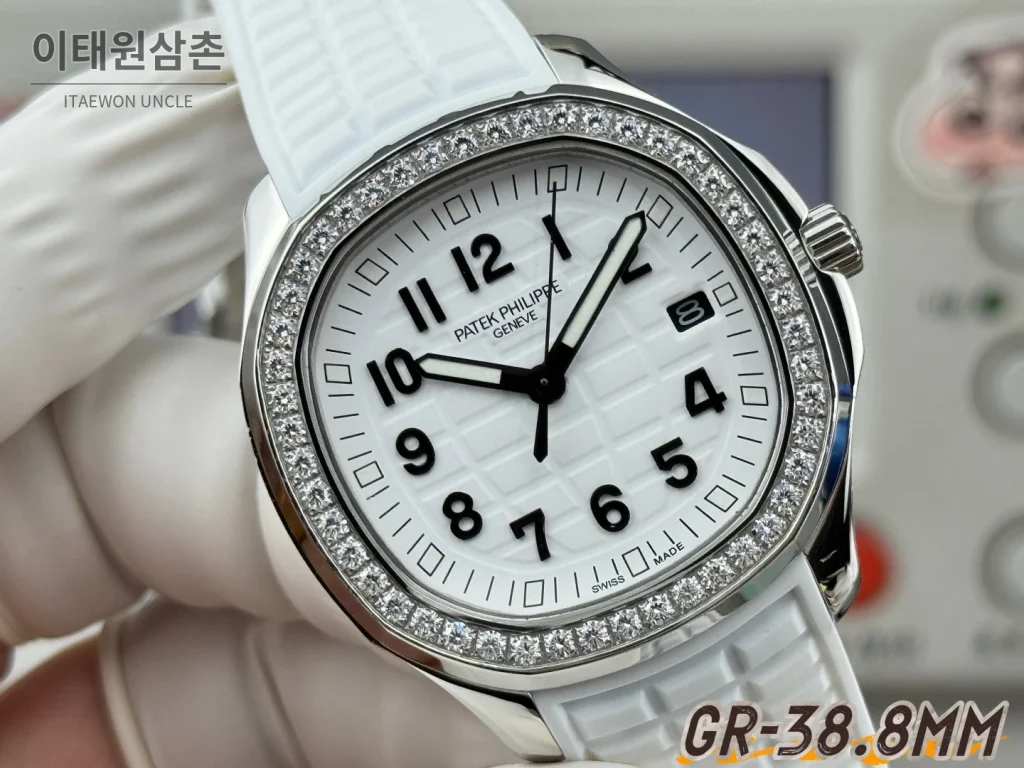 파텍필립 아쿠아넛 오토매틱 38.8mm 화이트 다이얼 화이트 러버 스트랩 실버 베젤