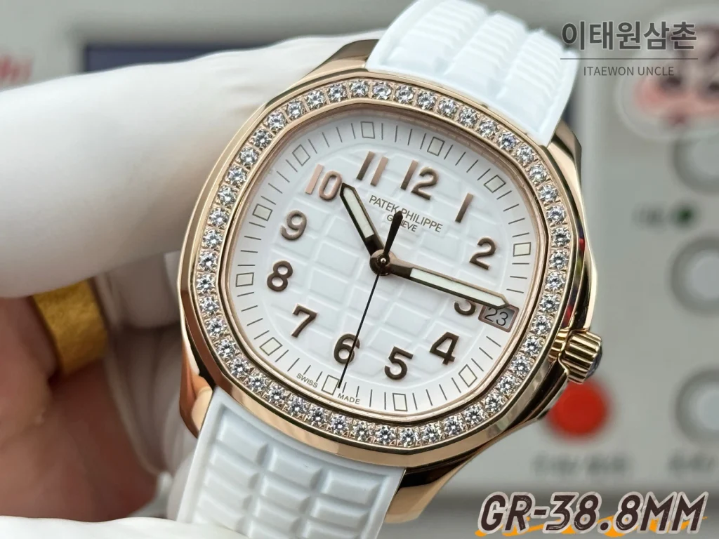 파텍필립 아쿠아넛 오토매틱 38.8mm 화이트 다이얼 화이트 러버 스트랩 로즈골드 베젤