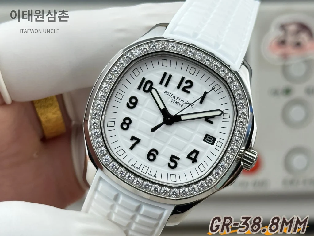 파텍필립 아쿠아넛 오토매틱 38.8mm 화이트 다이얼 화이트 러버 스트랩 실버 베젤