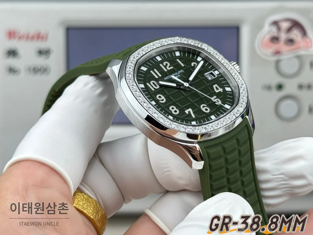 파텍필립 아쿠아넛 오토매틱 38.8mm 그린 다이얼 그린 러버 스트랩 실버 베젤