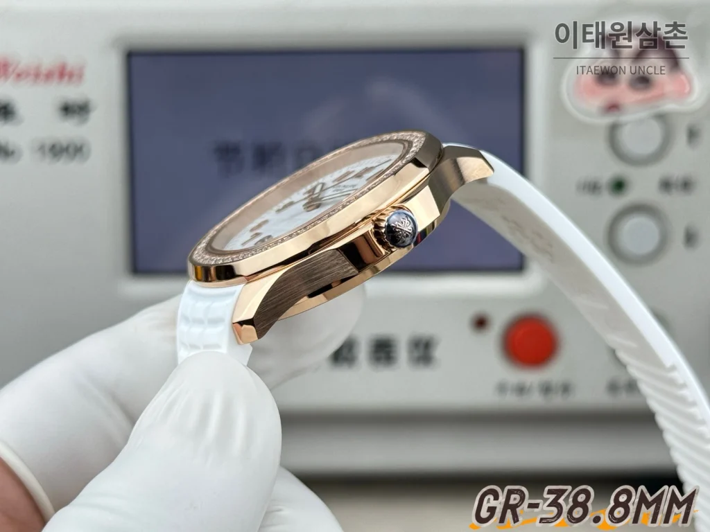 파텍필립 아쿠아넛 오토매틱 38.8mm 화이트 다이얼 화이트 러버 스트랩 로즈골드 베젤