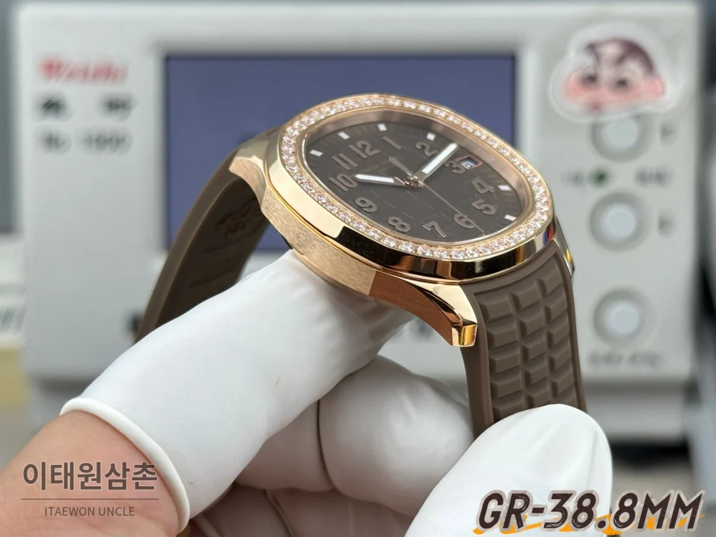 파텍필립 아쿠아넛 오토매틱 38.8mm 브라운 다이얼 브라운 러버 스트랩 로즈골드 베젤
