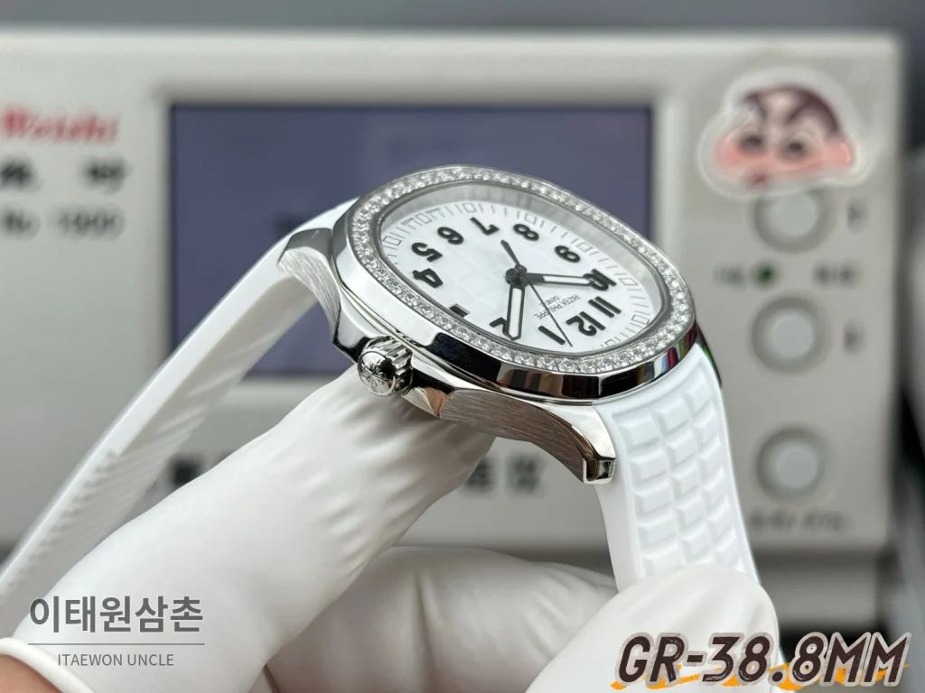 파텍필립 아쿠아넛 오토매틱 38.8mm 화이트 다이얼 화이트 러버 스트랩 실버 베젤