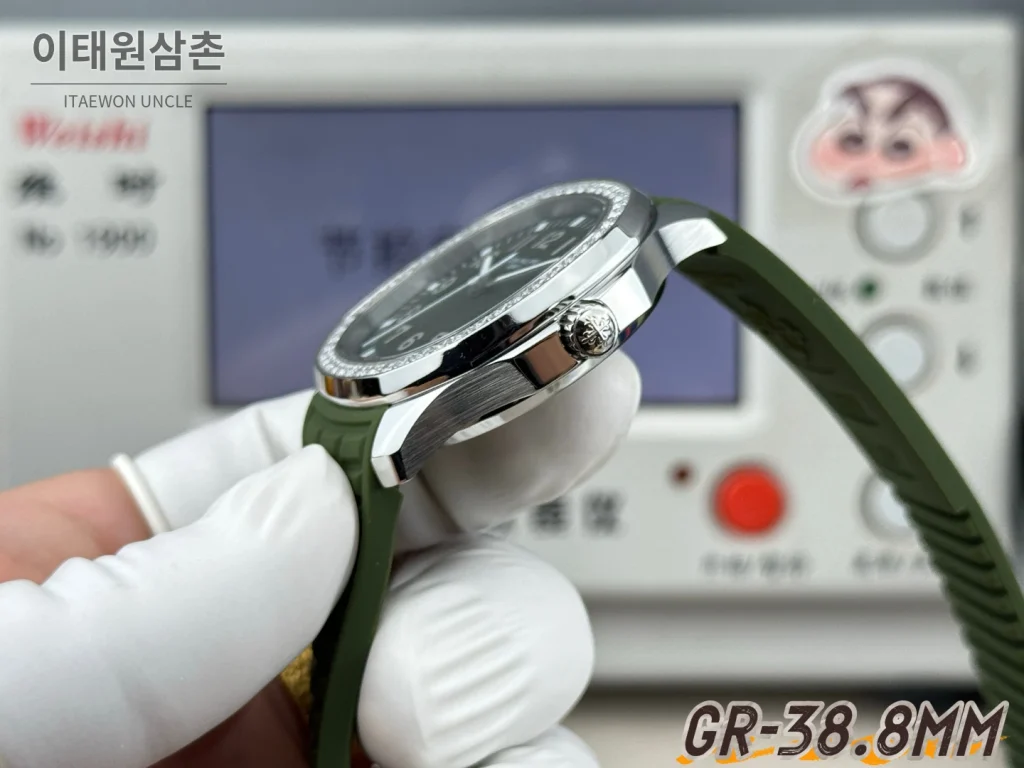 파텍필립 아쿠아넛 오토매틱 38.8mm 그린 다이얼 그린 러버 스트랩 실버 베젤