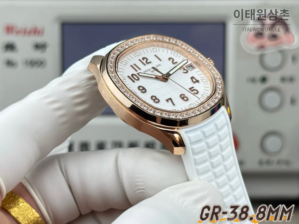 파텍필립 아쿠아넛 오토매틱 38.8mm 화이트 다이얼 화이트 러버 스트랩 로즈골드 베젤