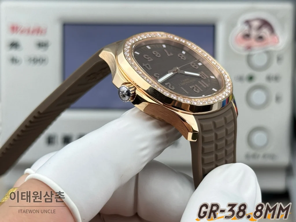 파텍필립 아쿠아넛 오토매틱 38.8mm 브라운 다이얼 브라운 러버 스트랩 로즈골드 베젤
