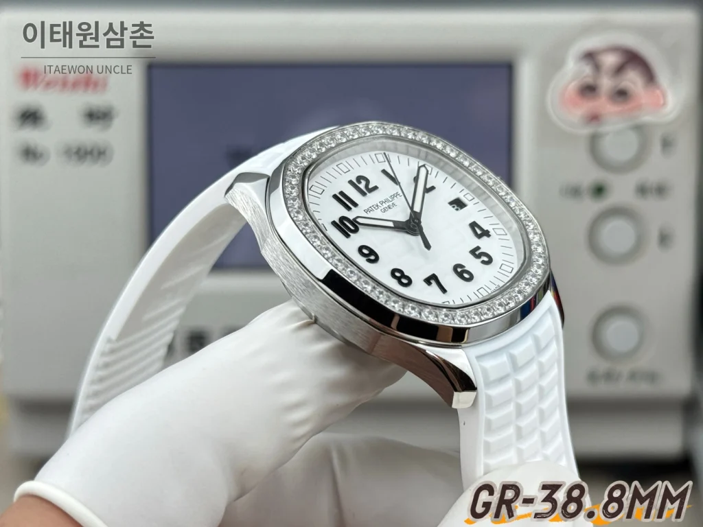 파텍필립 아쿠아넛 오토매틱 38.8mm 화이트 다이얼 화이트 러버 스트랩 실버 베젤