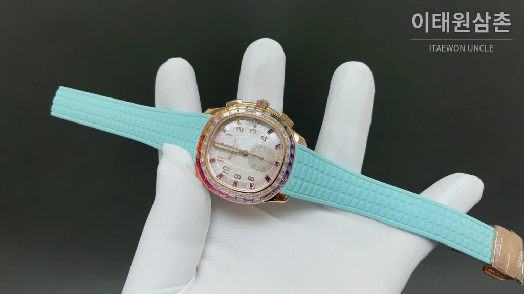 파텍필립 아쿠아넛 루스 크로노그래프 오토매틱 39.9mm 자개 다이얼 아이스블루 러버 스트랩