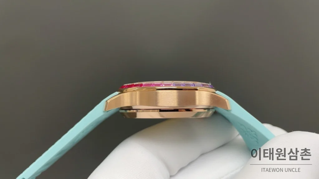 파텍필립 아쿠아넛 루스 크로노그래프 오토매틱 39.9mm 자개 다이얼 아이스블루 러버 스트랩