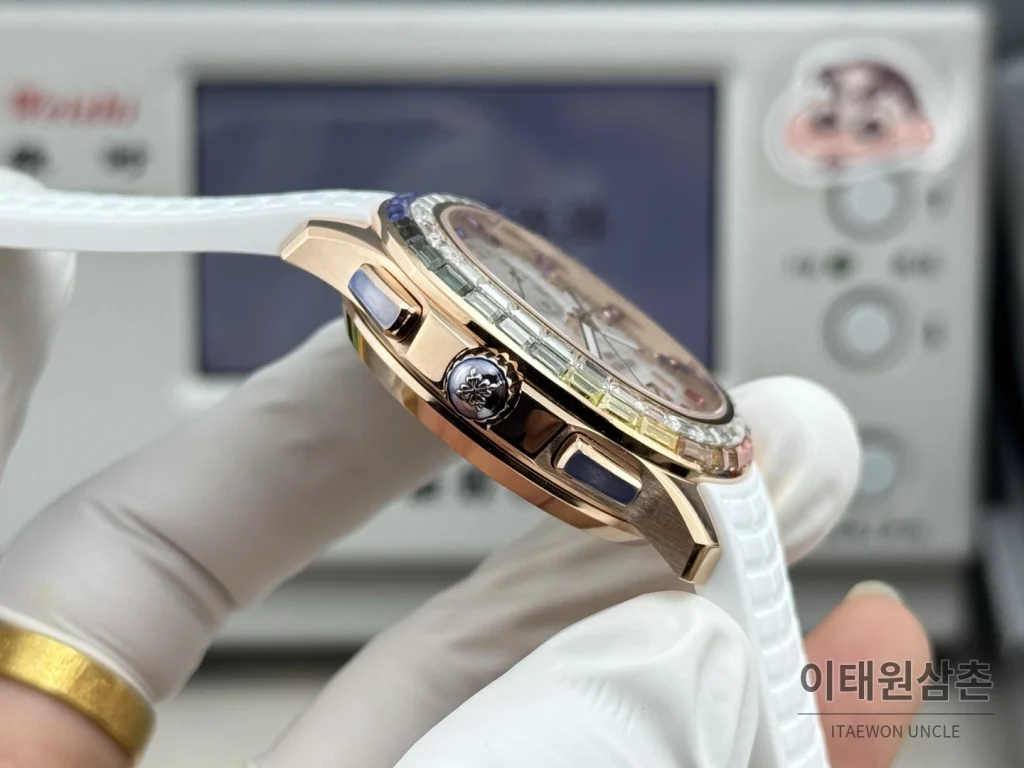 파텍필립 아쿠아넛 루체 로즈골드 레인보우 다이아 크로노그래프 오토매틱 39.9mm 7968 자개 다이얼 화이트 러버 스트랩