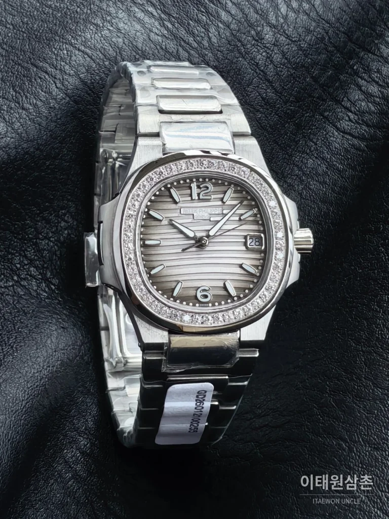 파텍필립 아쿠아넛 쿼츠 32mm 그레이 다이얼
