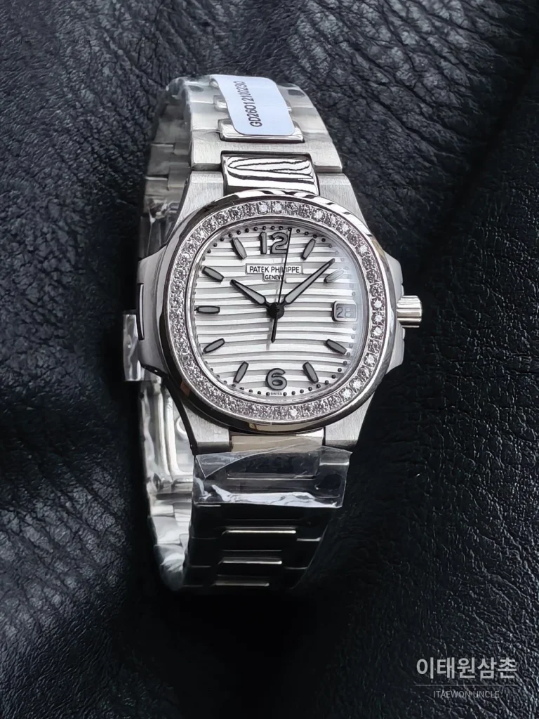 파텍필립 아쿠아넛 쿼츠 32mm 화이트 다이얼