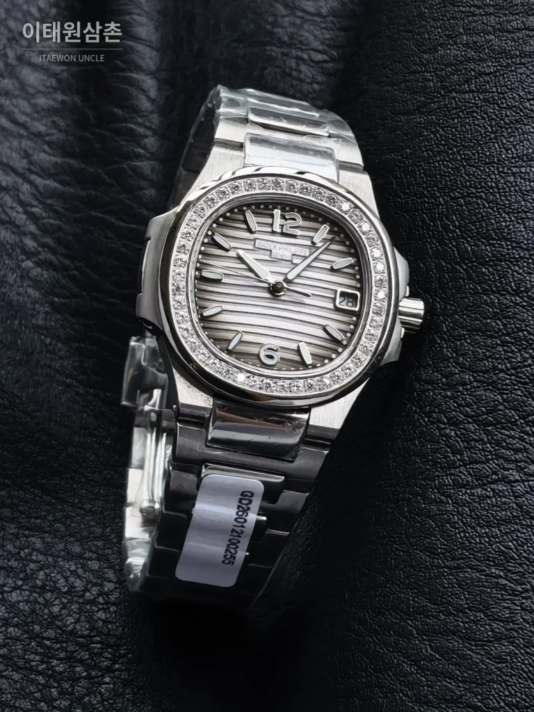 파텍필립 아쿠아넛 쿼츠 32mm 그레이 다이얼