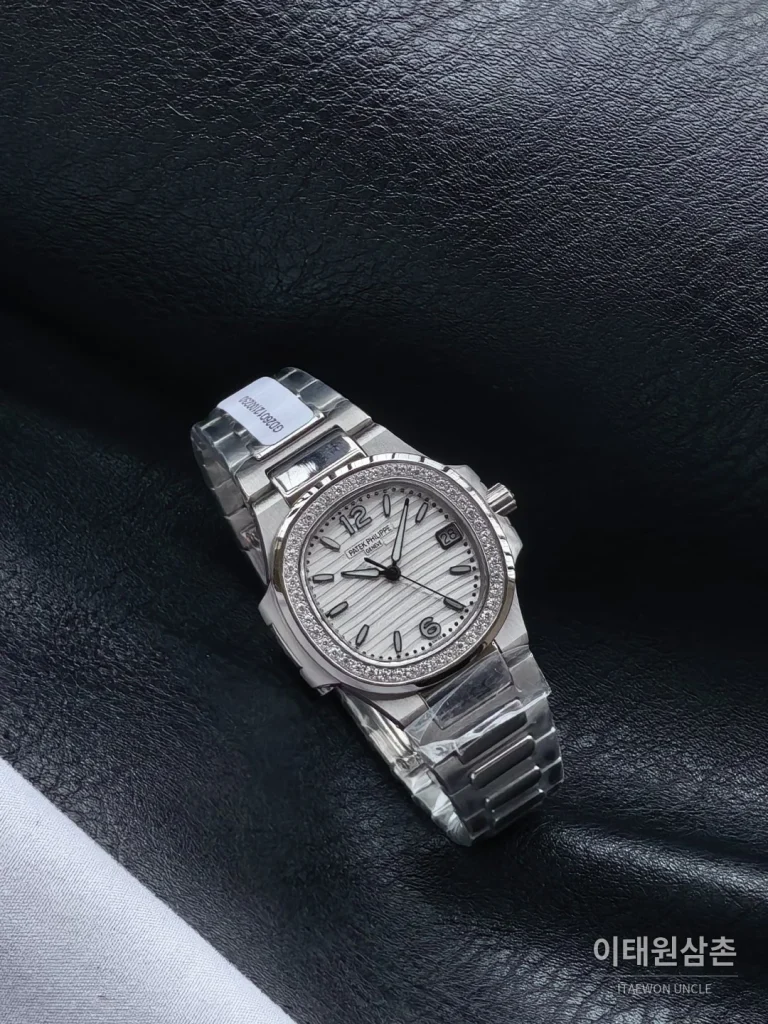파텍필립 아쿠아넛 쿼츠 32mm 화이트 다이얼