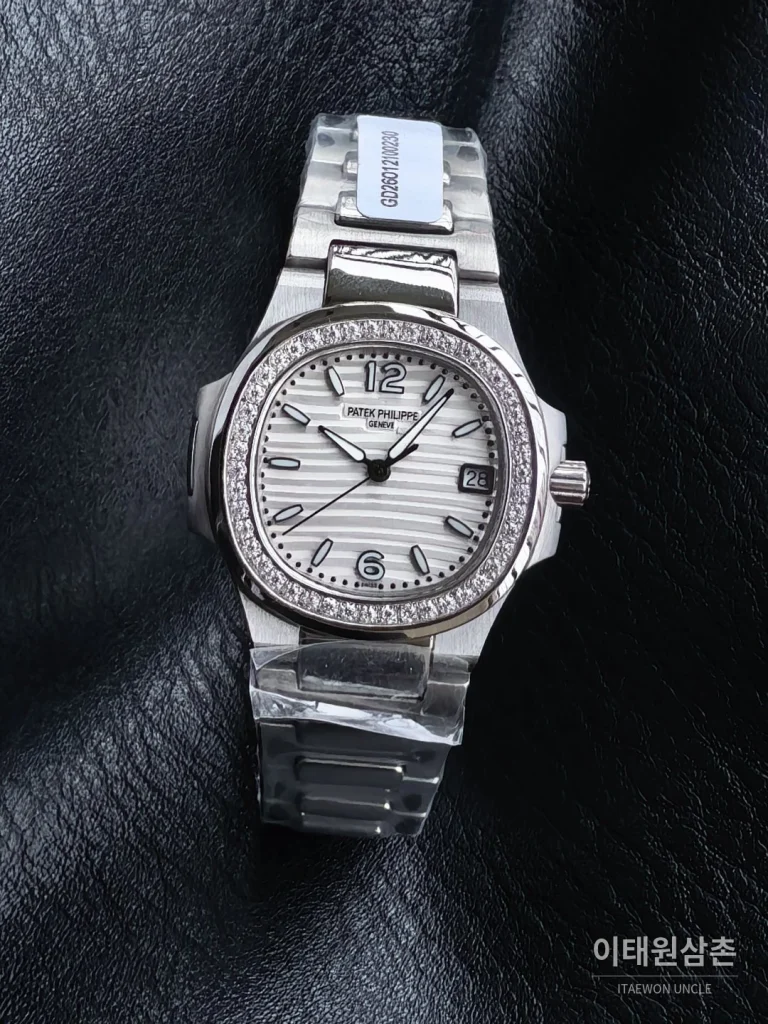 파텍필립 아쿠아넛 쿼츠 32mm 화이트 다이얼