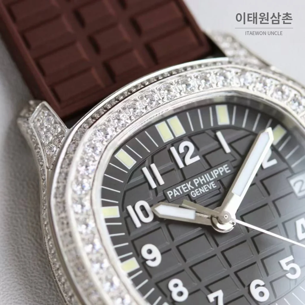 파텍필립 아쿠아넛 스틸 다이아세팅 블랙다이얼 오토매틱 35.6mm 브라운 러버 스트랩