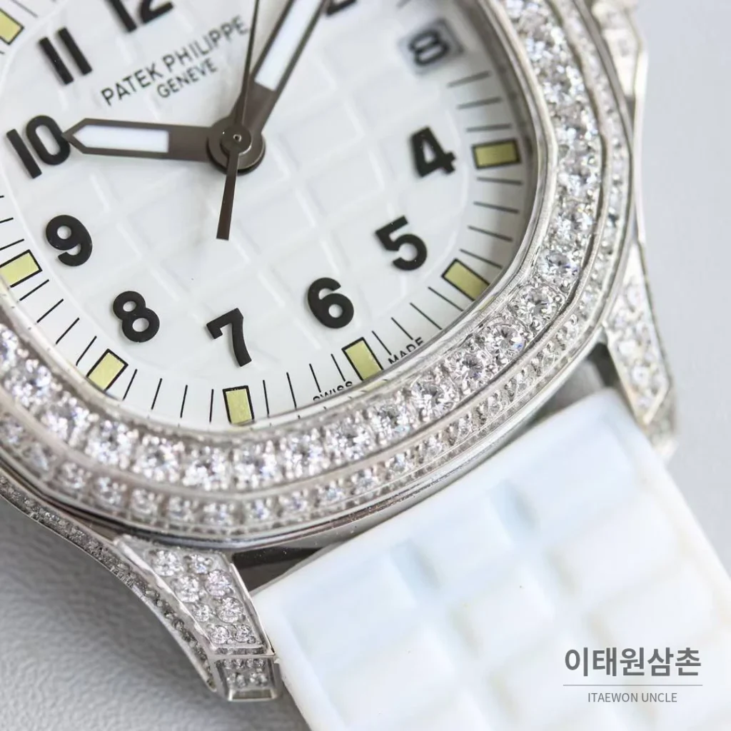 파텍필립 아쿠아넛 스틸 다이아세팅 블랙다이얼 오토매틱 35.6mm 화이트 러버 스트랩