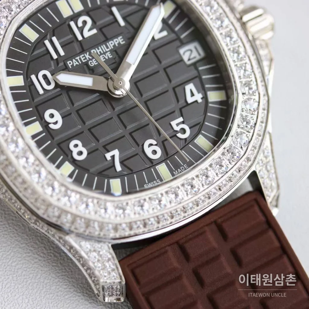 파텍필립 아쿠아넛 스틸 다이아세팅 블랙다이얼 오토매틱 35.6mm 브라운 러버 스트랩