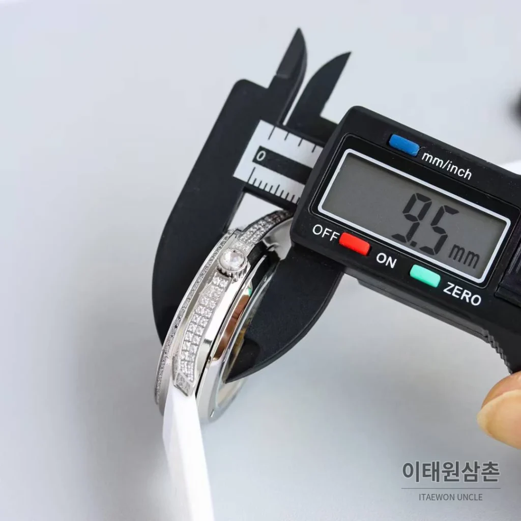 파텍필립 아쿠아넛 스틸 다이아세팅 블랙다이얼 오토매틱 35.6mm 화이트 러버 스트랩