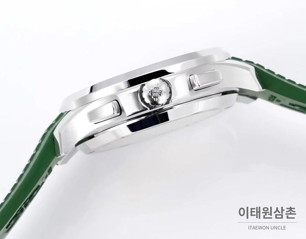 파텍필립 아쿠아넛 화이트골드 그린다이얼 플라이백 크로노그래프 42.2mm