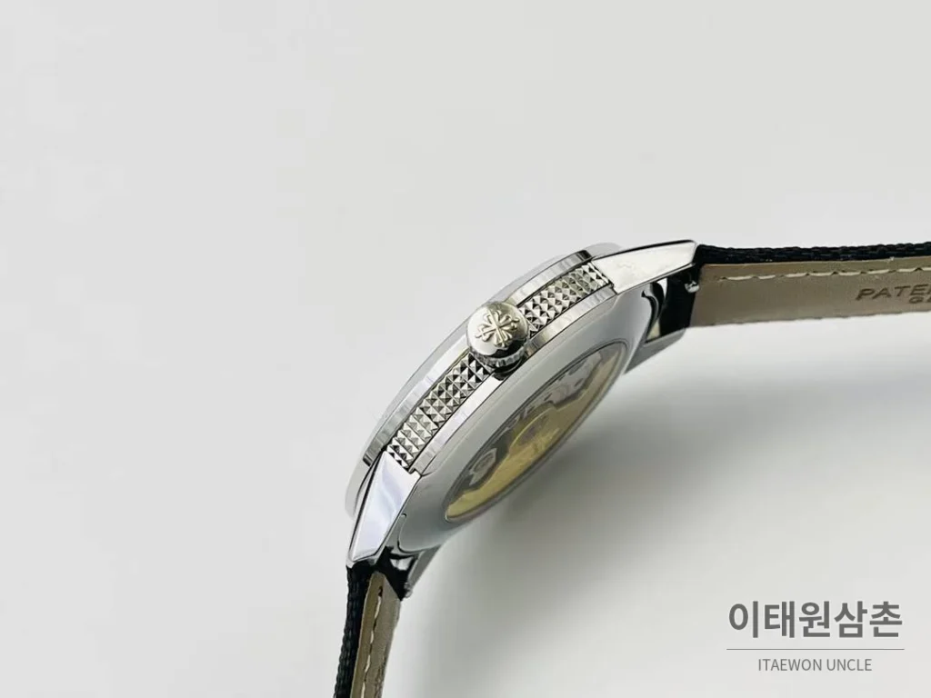 파텍필립 칼라트라바 클루 드 파리 카본그레이 다이얼 오토매틱 40mm 카본 그레이 네이비 나일론 스트랩
