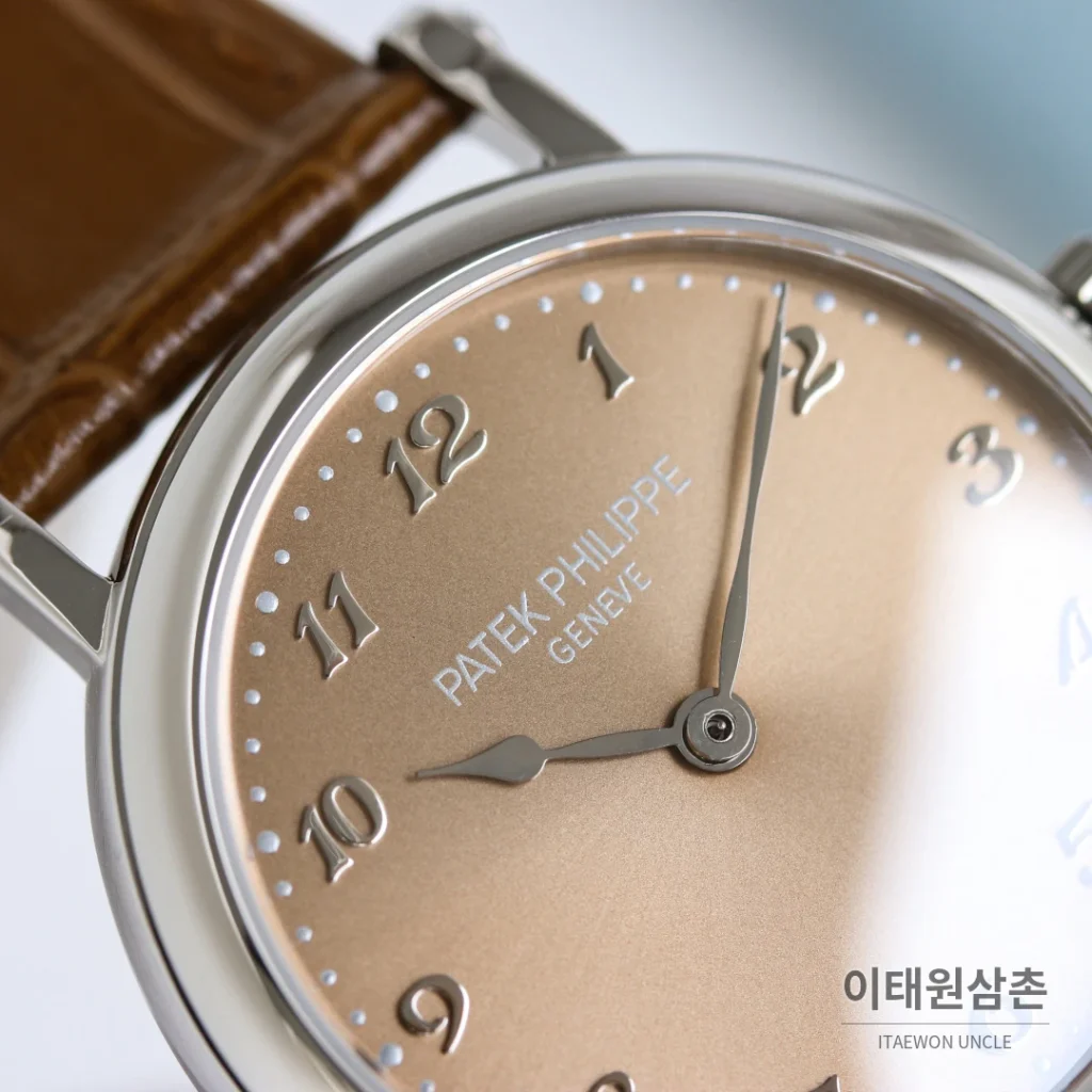 파텍필립 칼라트라바 아이보리 그레인다이얼 레더 오토매틱 34.6mm (2)