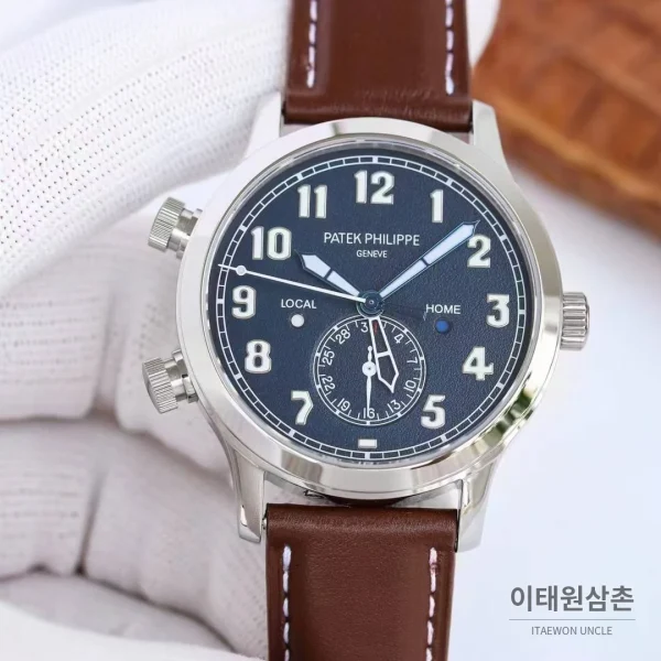파텍필립 칼라트라바 파일럿 트래블타임 듀얼타임 블루다이얼 오토매틱 42mm 블루 / 브라운 (2) 파텍필립 칼라트라바 파일럿 트래블타임 듀얼타임 블루다이얼 오토매틱 42mm 블루 / 브라운 브라운 가죽 스트랩
