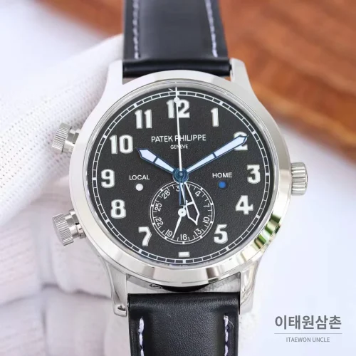 파텍필립 칼라트라바 파일럿 트래블타임 듀얼타임 블루다이얼 오토매틱 42mm 블루 / 브라운 파텍필립 칼라트라바 파일럿 트래블타임 듀얼타임 블루다이얼 오토매틱 42mm 블루 / 브라운 블랙 가죽 스트랩