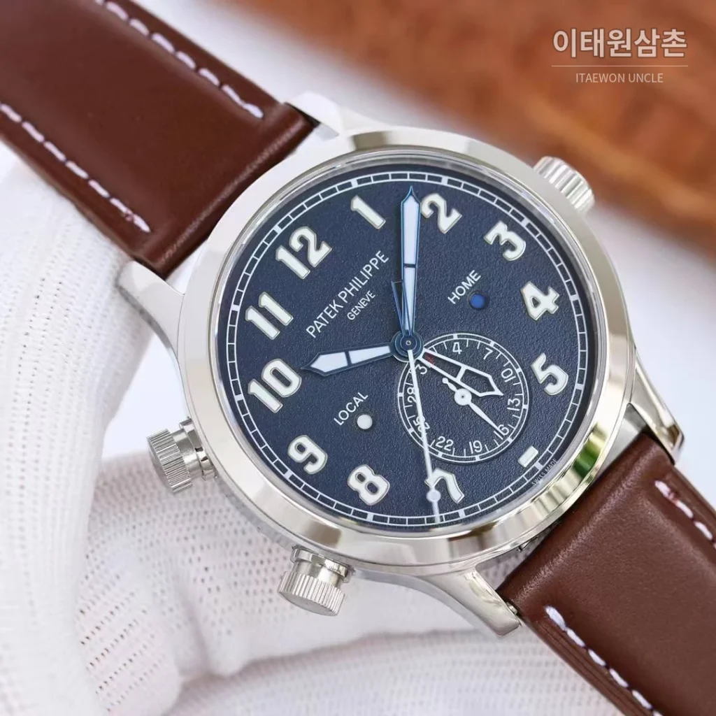 파텍필립 칼라트라바 파일럿 트래블타임 듀얼타임 블루다이얼 오토매틱 42mm 블루 / 브라운 브라운 가죽 스트랩