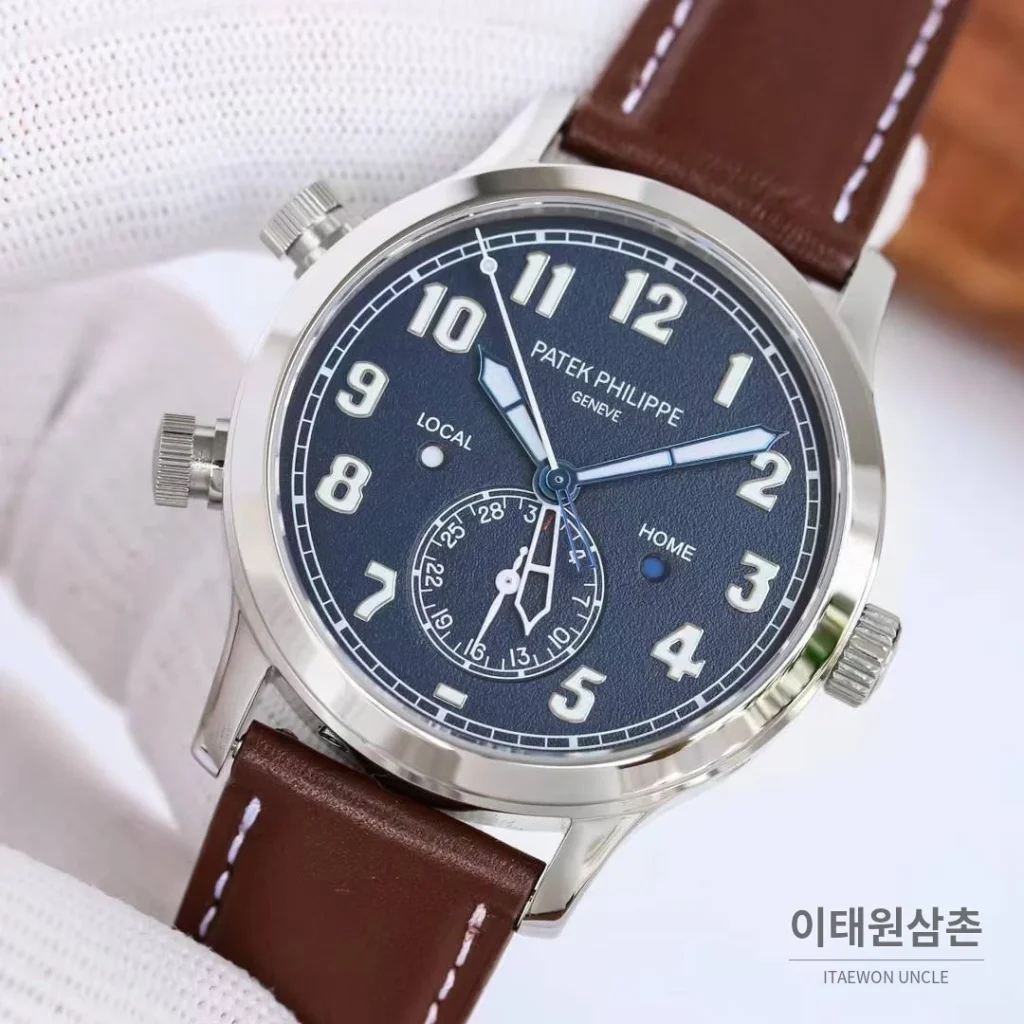 파텍필립 칼라트라바 파일럿 트래블타임 듀얼타임 블루다이얼 오토매틱 42mm 블루 / 브라운 브라운 가죽 스트랩