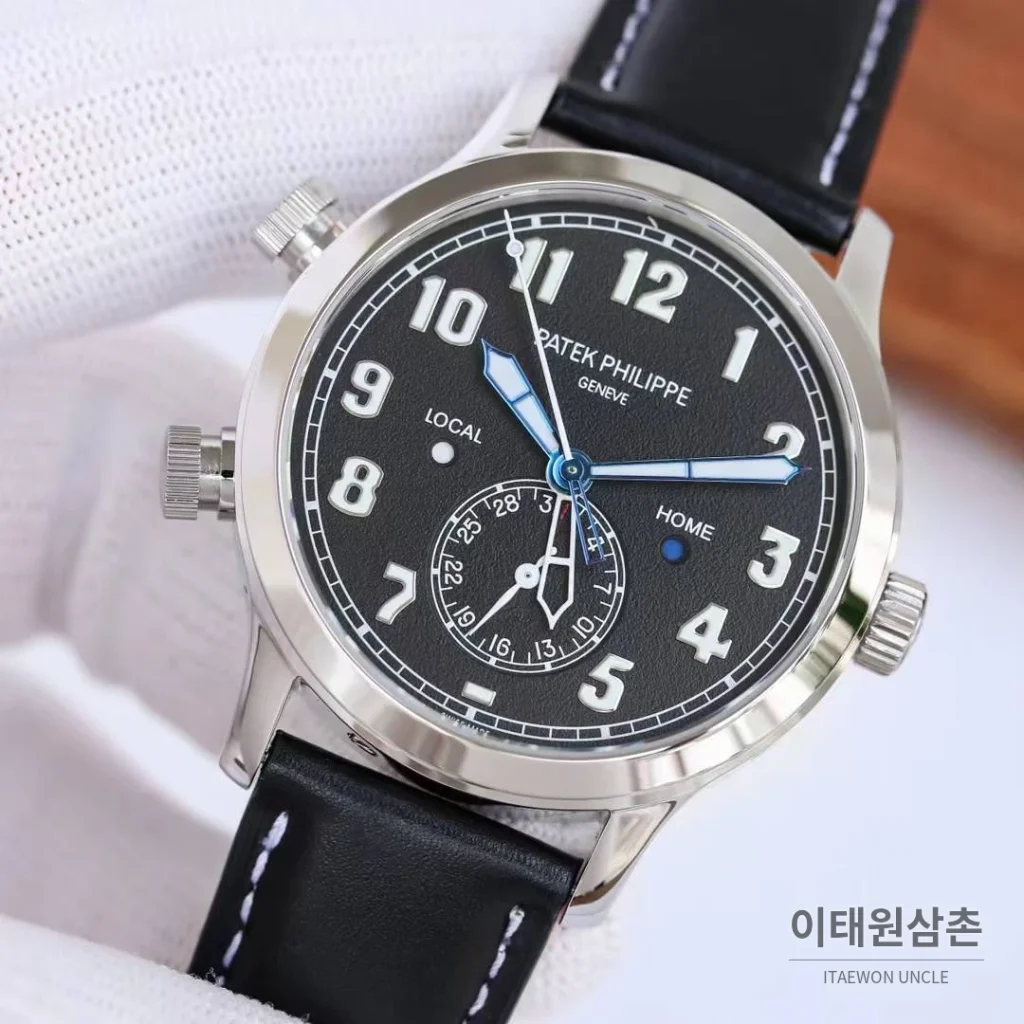 파텍필립 칼라트라바 파일럿 트래블타임 듀얼타임 블루다이얼 오토매틱 42mm 블루 / 브라운 블랙 가죽 스트랩