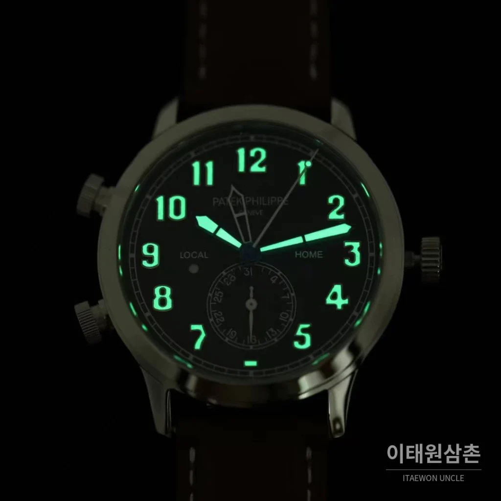 파텍필립 칼라트라바 파일럿 트래블타임 듀얼타임 블루다이얼 오토매틱 42mm 블루 / 브라운 블랙 가죽 스트랩