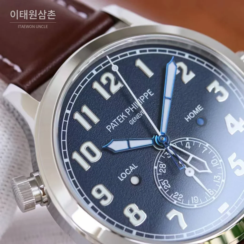 파텍필립 칼라트라바 파일럿 트래블타임 듀얼타임 블루다이얼 오토매틱 42mm 블루 / 브라운 브라운 가죽 스트랩