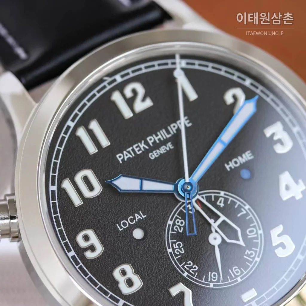 파텍필립 칼라트라바 파일럿 트래블타임 듀얼타임 블루다이얼 오토매틱 42mm 블루 / 브라운 블랙 가죽 스트랩