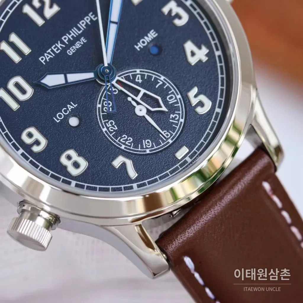 파텍필립 칼라트라바 파일럿 트래블타임 듀얼타임 블루다이얼 오토매틱 42mm 블루 / 브라운 브라운 가죽 스트랩